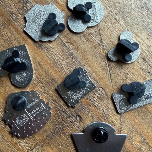 set of 8 disney pins - Picture 3 of 3